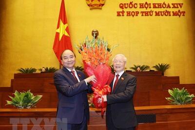 Tổng Bí thư Nguyễn Phú Trọng chúc mừng Chủ tịch nước Nguyễn Xuân Phúc. (Ảnh: Trí Dũng/TTXVN)
