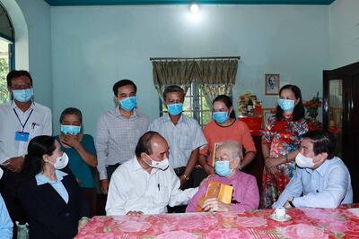 Chủ tịch nước Nguyễn Xuân Phúc thăm và tặng quà  Mẹ Việt Nam Anh hùng Nguyễn Thị Sè