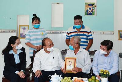 Chủ tịch nước Nguyễn Xuân Phúc thăm và tặng quà ông Lê Văn Cao, sinh năm 1948, thương binh 81%