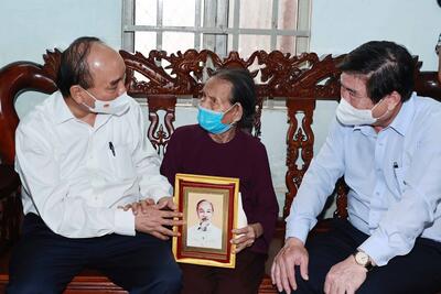 Chủ tịch nước Nguyễn Xuân Phúc thăm và tặng quà  Mẹ Việt Nam Anh hùng Đỗ Thị Nết, sinh năm 1930, có hai con liệt sỹ.