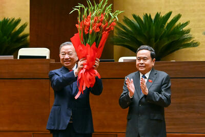 Chủ tịch Quốc hội Trần Thanh Mẫn thay mặt lãnh đạo Đảng, Nhà nước và Đại biểu Quốc hội khóa XVI tặng hoa chúc mừng Tổng Bí thư, Chủ tịch nước Tô Lâm.