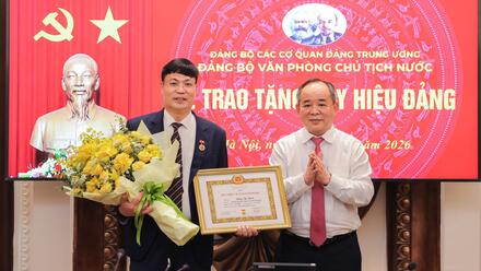 Đảng bộ Văn phòng Chủ tịch nước trao Huy hiệu 30 năm tuổi Đảng cho đồng chí Đồng Thế Hiển