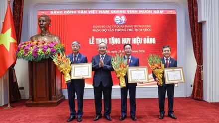 Đảng bộ Văn phòng Chủ tịch nước trao Huy hiệu Đảng cho 3 đồng chí