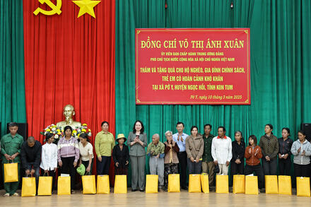 Phó Chủ tịch nước Võ Thị Ánh Xuân thăm, tặng quà tại tỉnh Kon Tum