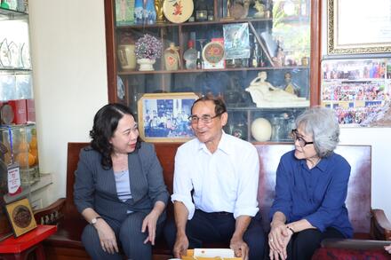 Phó Chủ tịch nước Võ Thị Ánh Xuân dâng hương tượng đài vua Quang Trung và thăm gia đình chính sách tại Bình Định