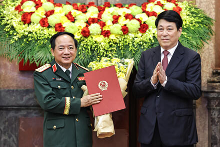 Chủ tịch nước Lương Cường trao quyết định thăng quân hàm, cấp bậc hàm cho sĩ quan cao cấp Quân đội và Công an