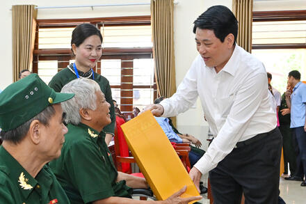 Chủ tịch nước Lương Cường thăm, tặng quà thương binh tại Trung tâm Điều dưỡng Thương binh Duy Tiên, tỉnh Ninh Bình