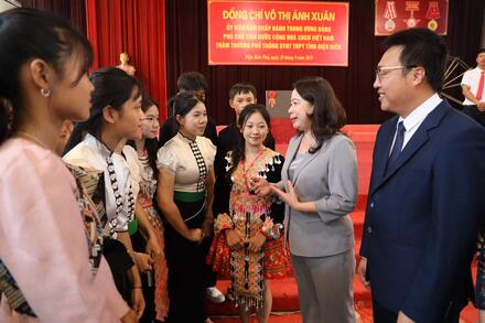 Phó Chủ tịch nước thăm, tặng quà Trường Phổ thông Dân tộc nội trú  Trung học Phổ thông tỉnh Điện Biên