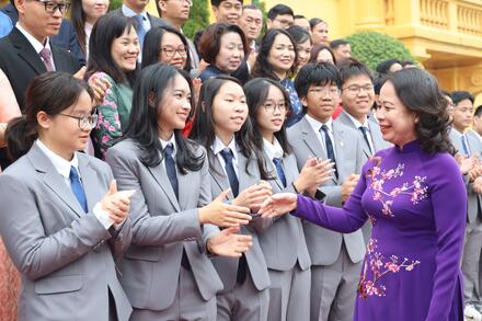 Phó Chủ tịch nước trao Huân chương Lao động cho học sinh đoạt giải Olympic và Khoa học kỹ thuật quốc tế năm 2025