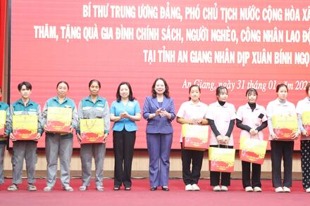 Phó Chủ tịch nước Võ Thị Ánh Xuân thăm, tặng quà và chúc Tết tại An Giang