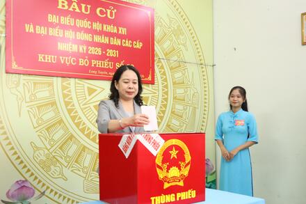 Phó Chủ tịch nước Võ Thị Ánh Xuân bỏ phiếu bầu cử tại phường Long Xuyên, An Giang