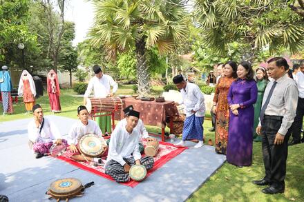 Phó Chủ tịch nước Võ Thị Ánh Xuân dự Ngày hội Văn hóa các dân tộc tỉnh Vĩnh Long