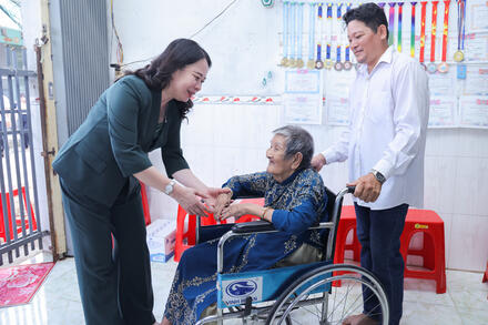 Phó Chủ tịch nước Võ Thị Ánh Xuân tặng quà đối tượng chính sách tại tỉnh Đồng Tháp