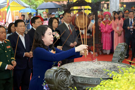 Phó Chủ tịch nước Võ Thị Ánh Xuân dự khai mạc Lễ hội đền Hai Bà Trưng năm 2026