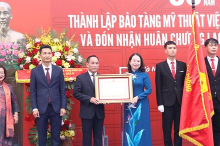 Phó Chủ tịch nước Võ Thị Ánh Xuân trao Huân chương Lao động hạng Ba tặng Bảo tàng Mỹ thuật Việt Nam