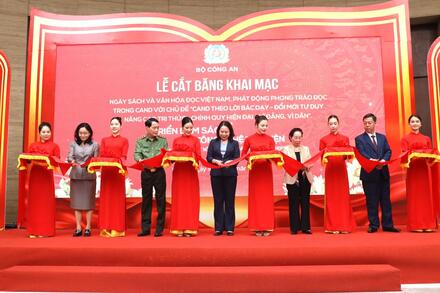 Phó Chủ tịch nước Võ Thị Ánh Xuân dự phát động phong trào đọc sách trong lực lượng Công an nhân dân
