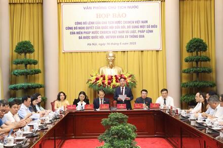 Họp báo công bố Lệnh của Chủ tịch nước về Nghị quyết sửa đổi, bổ sung một số điều của Hiến pháp