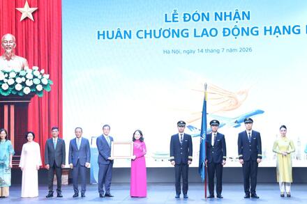 Phó Chủ tịch nước Võ Thị Ánh Xuân dự Lễ đón nhận Huân chương Lao động hạng Ba của Vietnam Airlines