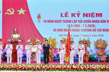 Chủ tịch nước: Hải quân cần phát huy truyền thống làm chủ vùng biển, quyết chiến, quyết thắng