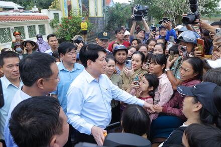 Chủ tịch nước Lương Cường thăm hỏi bà con vùng lũ tại Đà Nẵng