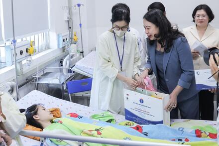 Phó Chủ tịch nước Võ Thị Ánh Xuân thăm, tặng quà bệnh nhi tại thành phố Hồ Chí Minh