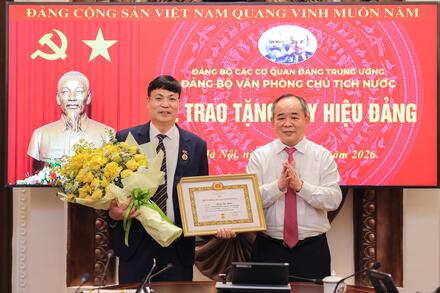 Đảng bộ Văn phòng Chủ tịch nước trao Huy hiệu 30 năm tuổi Đảng cho đồng chí Đồng Thế Hiển