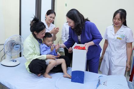 Phó Chủ tịch nước Võ Thị Ánh Xuân thăm, tặng quà bệnh nhi tỉnh Tuyên Quang