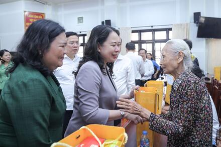 Phó Chủ tịch nước Võ Thị Ánh Xuân tặng quà đối tượng chính sách tại tỉnh Vĩnh Long