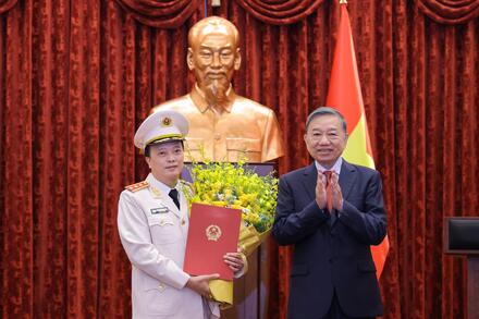 Trao quyết định thăng quân hàm Thượng tướng cho đồng chí Đặng Hồng Đức
