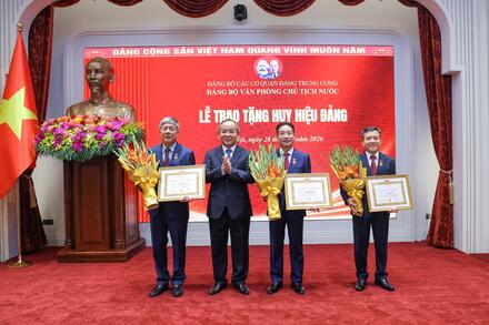 Đảng bộ Văn phòng Chủ tịch nước trao Huy hiệu Đảng cho 3 đồng chí