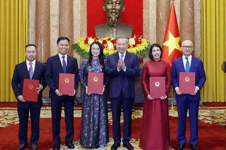 Tổng Bí thư, Chủ tịch nước Tô Lâm trao quyết định bổ nhiệm 5 Đại sứ Việt Nam tại nước ngoài