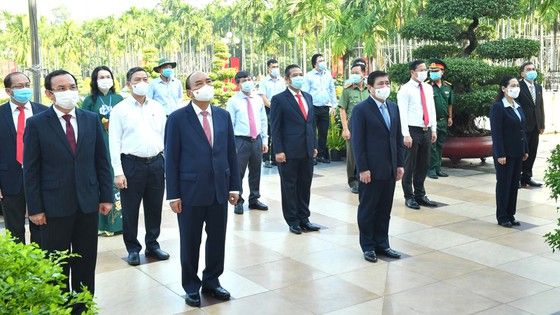 Chủ tịch nước Nguyễn Xuân Phúc dâng hoa, dâng hương tại các di tích lịch sử ở huyện Hóc Môn - TPHCM ảnh 3